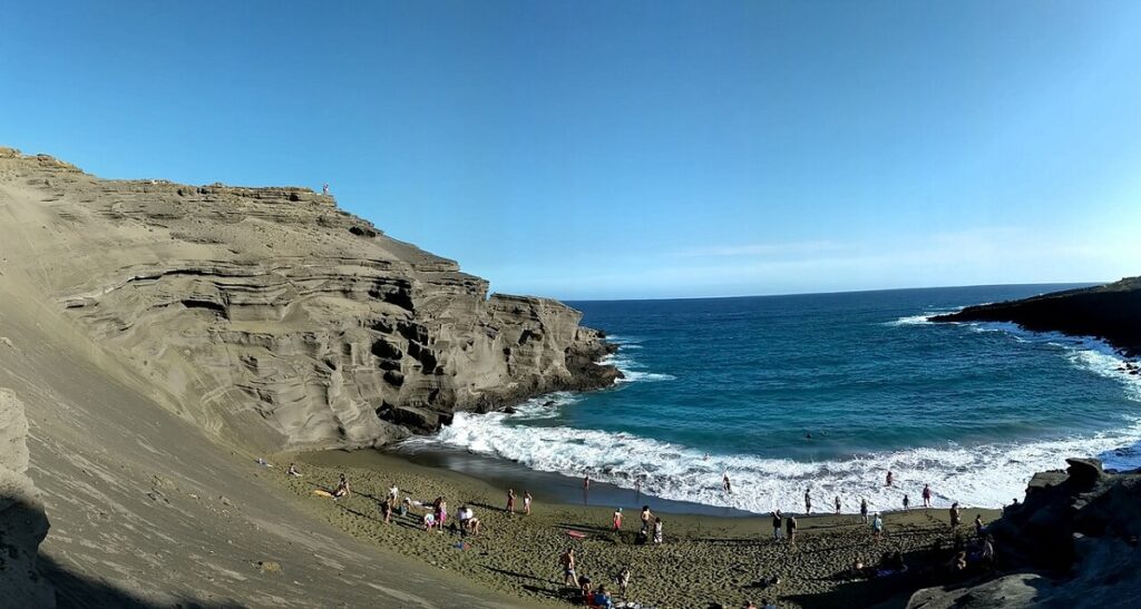 Papakolea_green_sand_beach_in_Hawaii_2