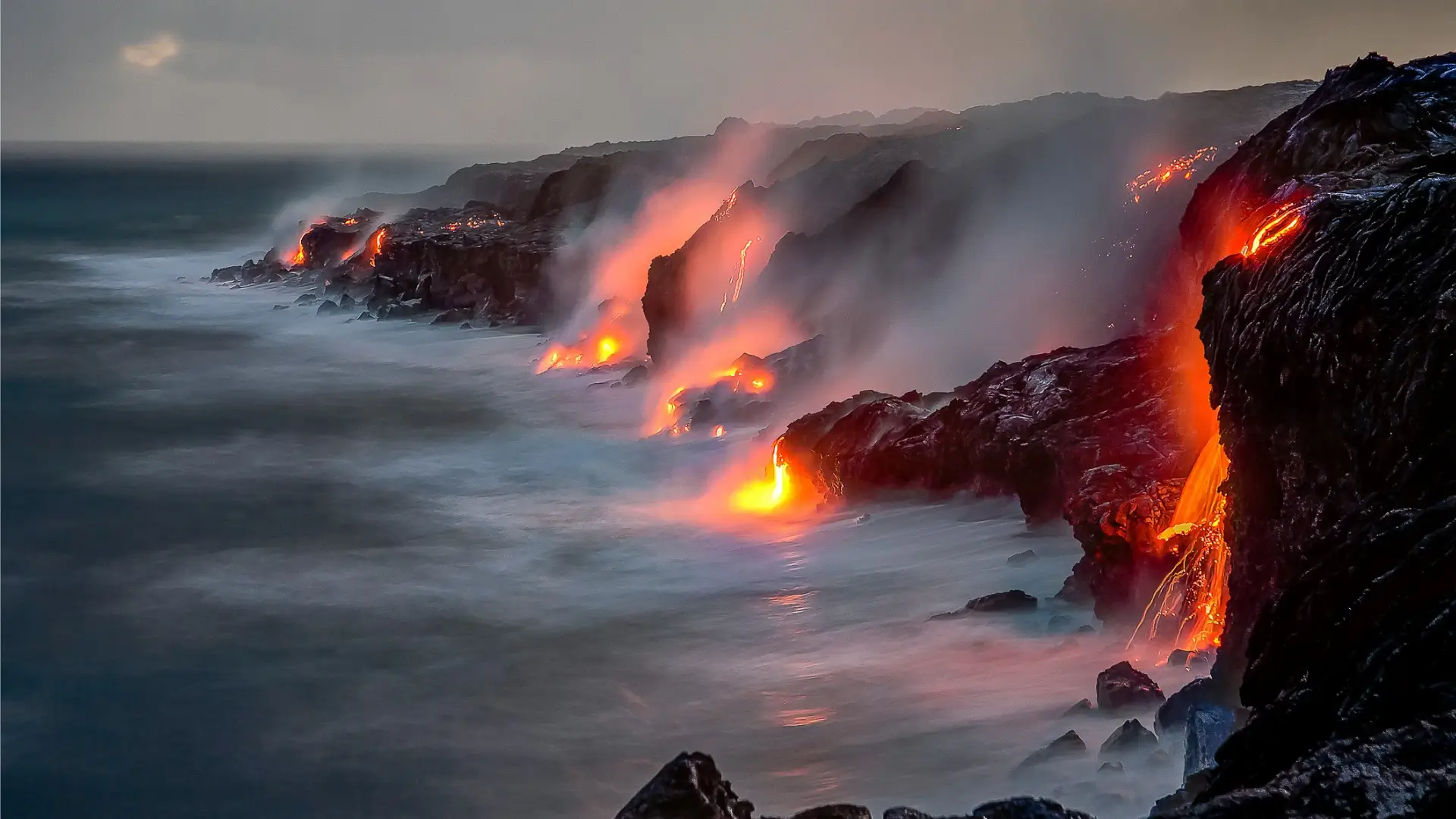 Vista della lava sulla costa che cade nel mare