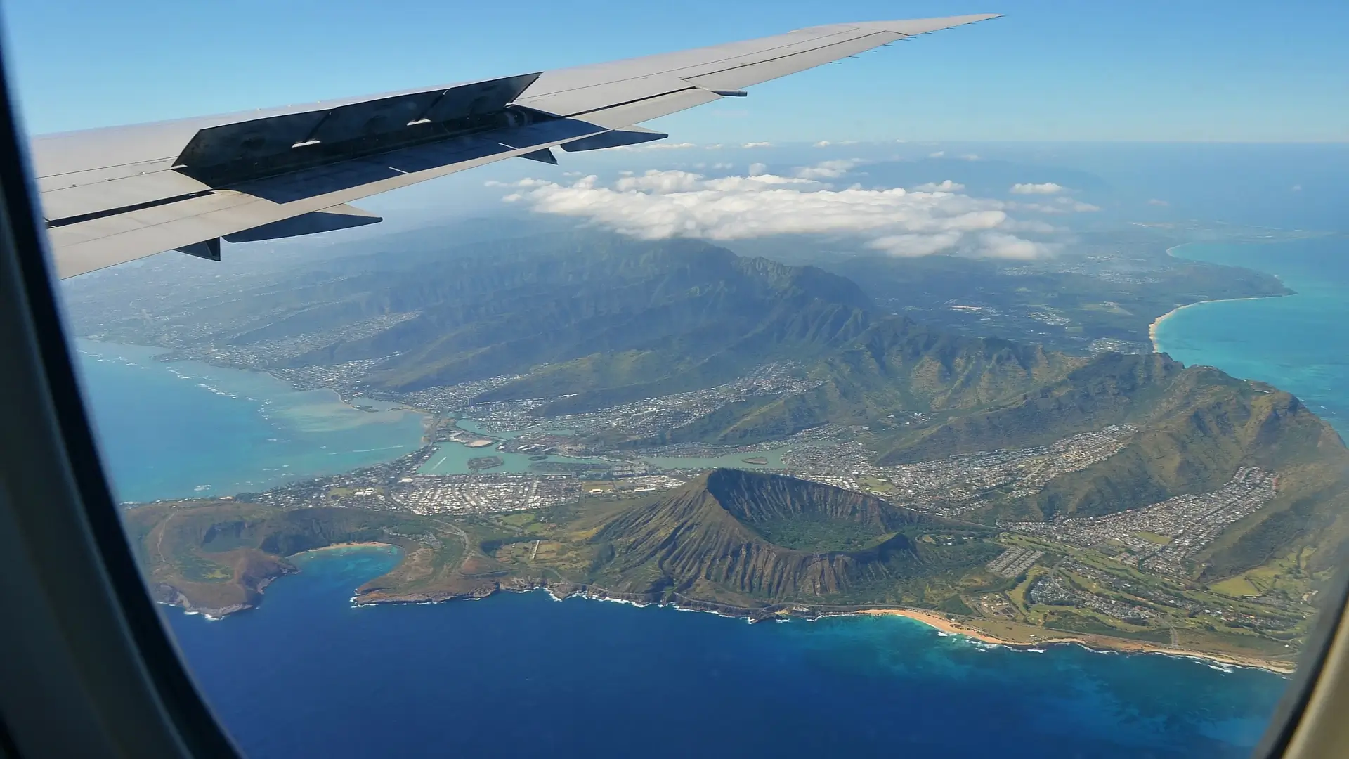 Vista dell'isola di Oahu dall'oblò di un aereo